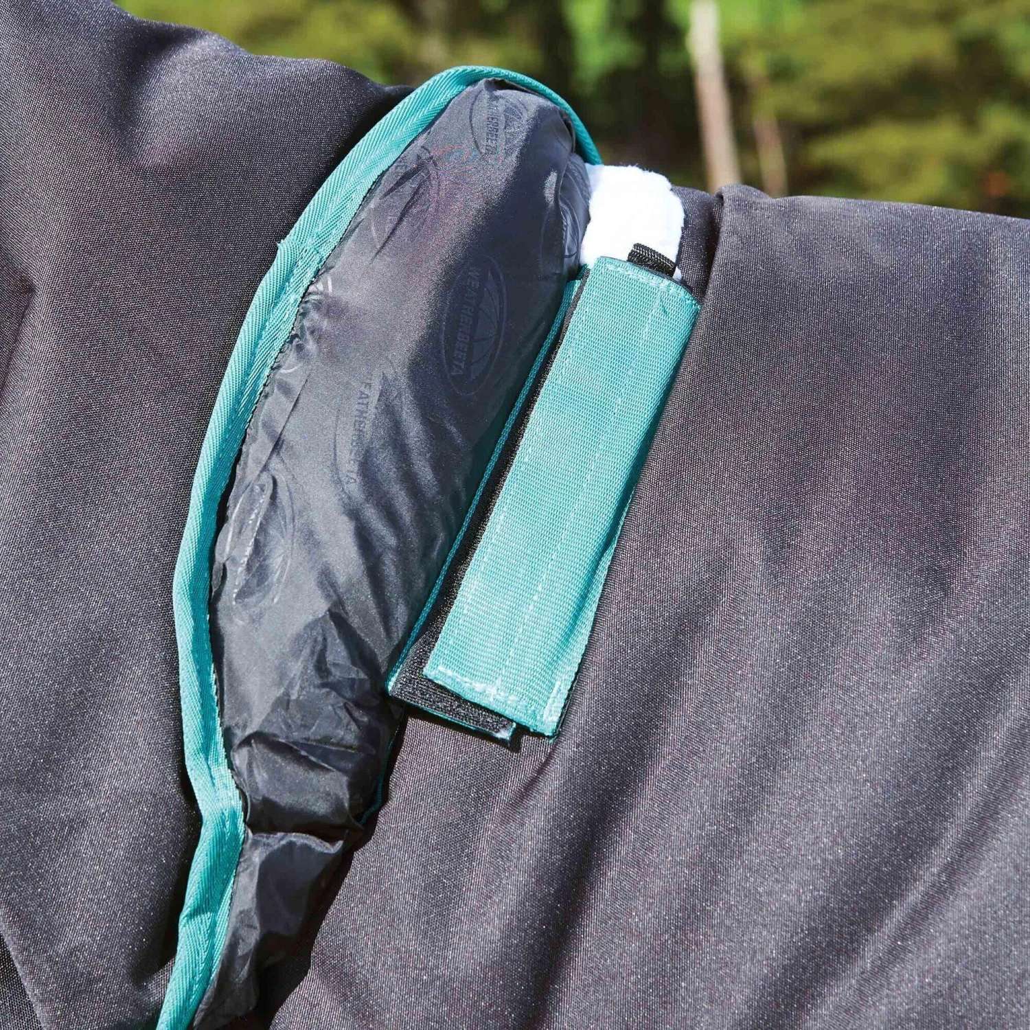 Weatherbeeta GreenTec Detachable Neck Heavyweight Horse Turnout Rug (Black/Bottle Green) - Image 3
